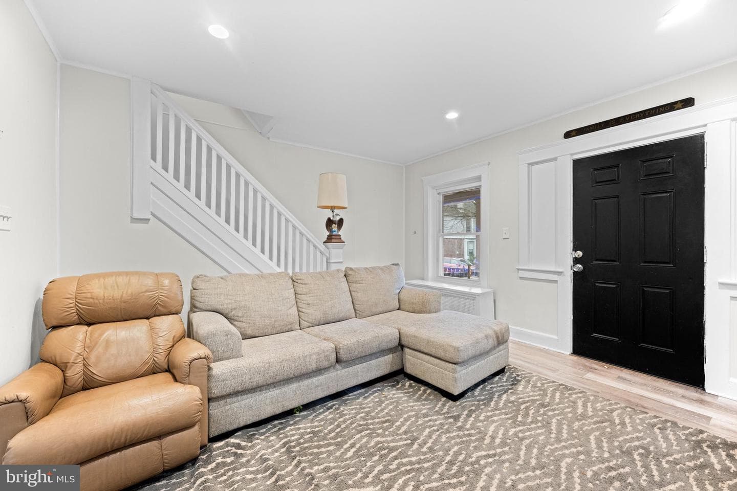 1009 Queen St photo 3