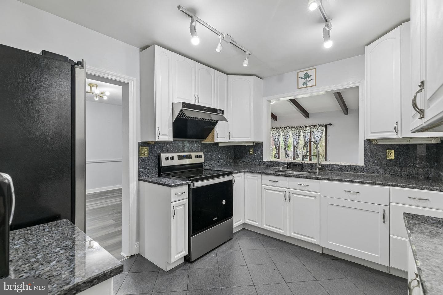 556 Anne Street photo 32