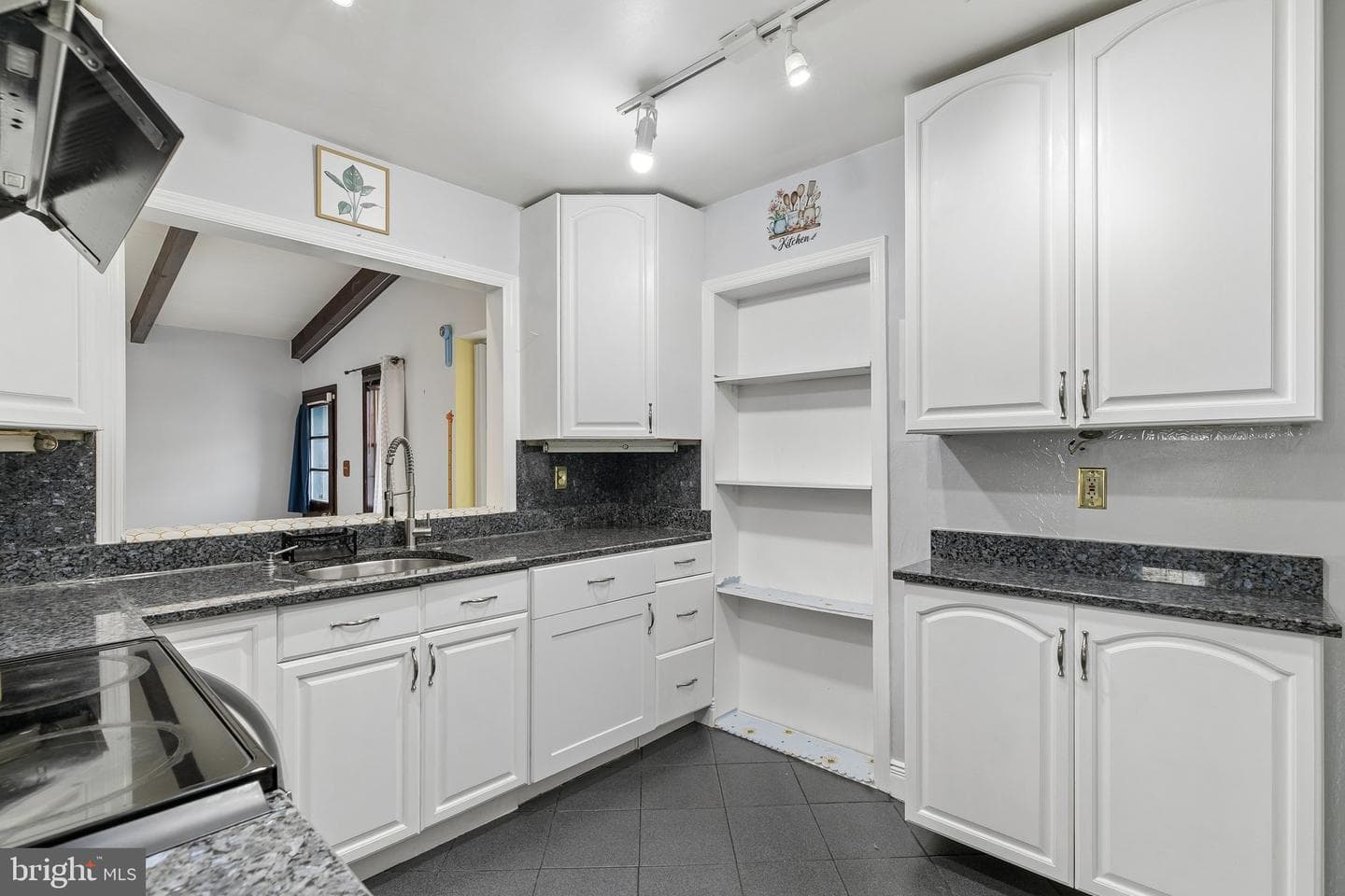 556 Anne Street photo 34