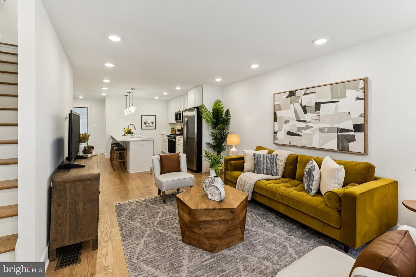 732 Harry Street photo 4