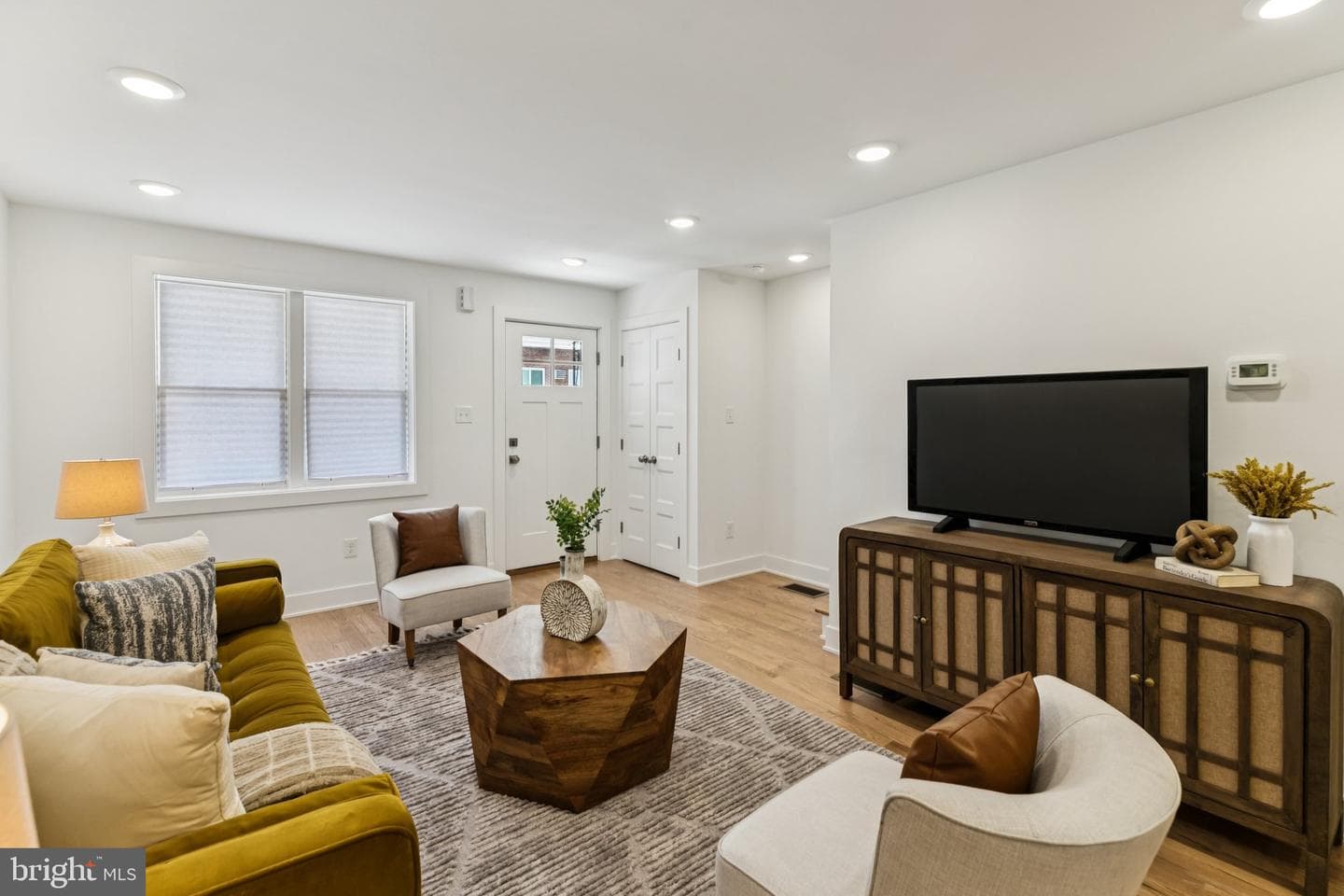 732 Harry Street photo 7