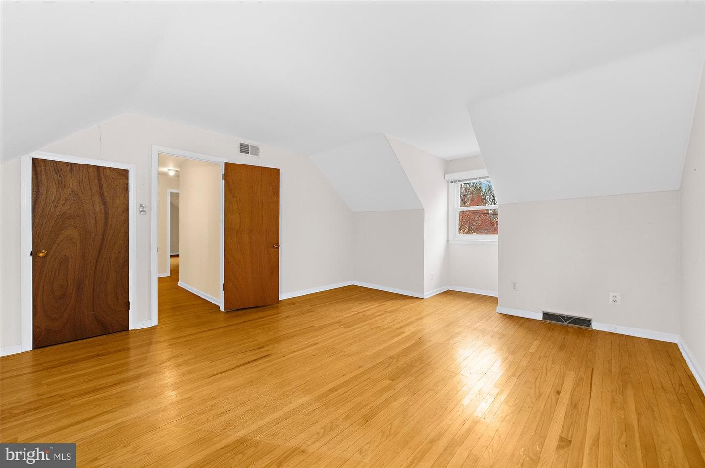 552 Woodward Drive photo 8