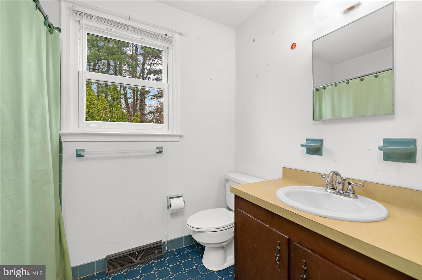 552 Woodward Drive photo 9