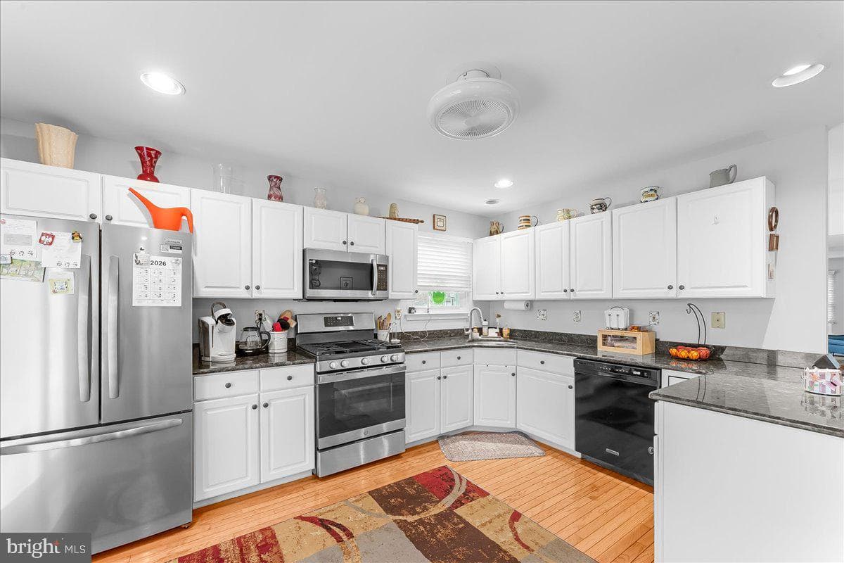 433 Green View Court photo 15