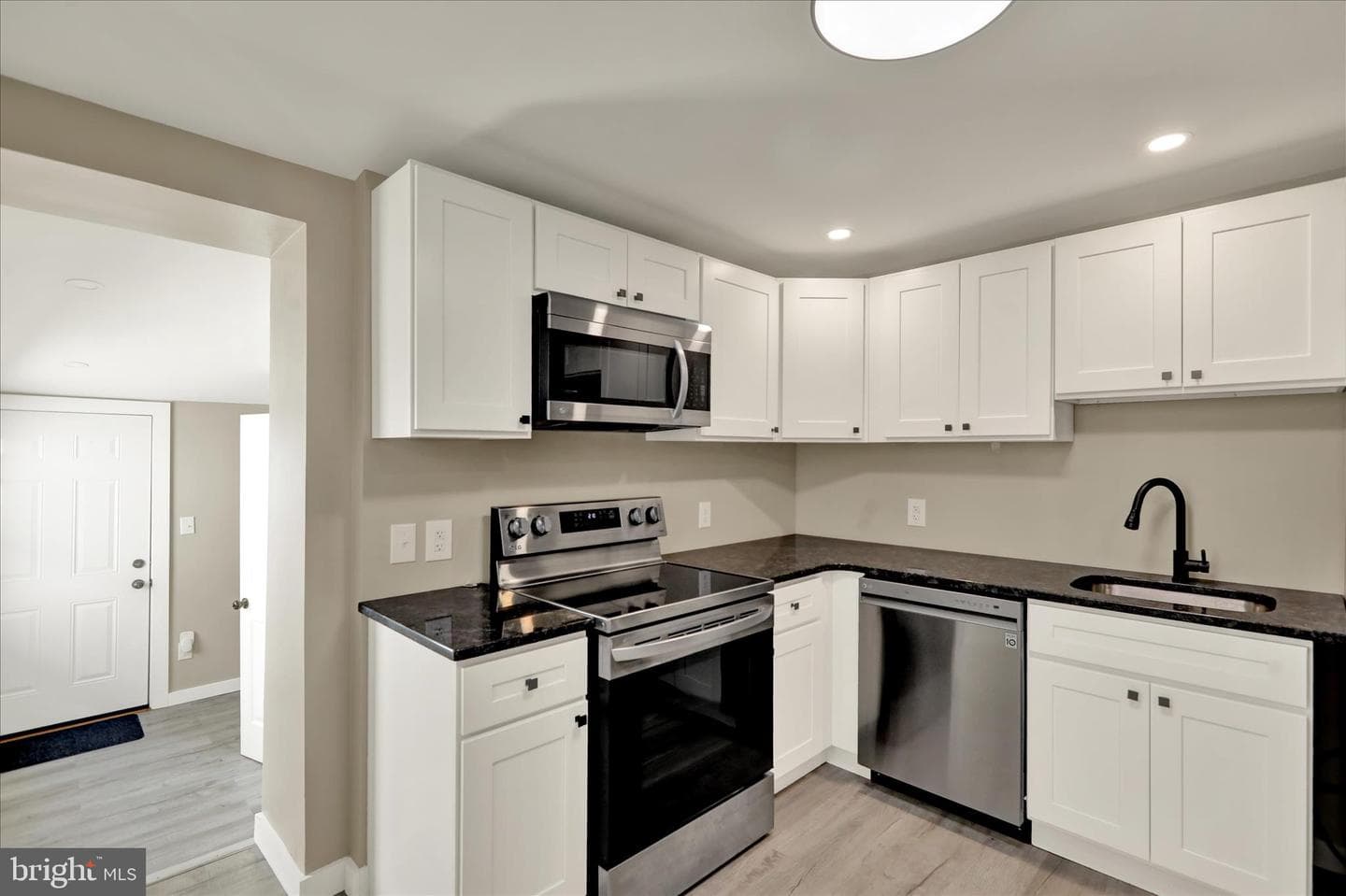 550 E Howard Street photo 6