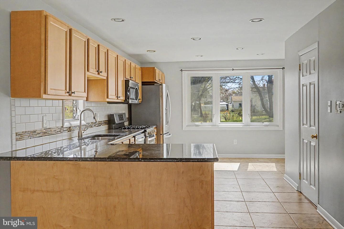 2832 Jefferson Avenue photo 8