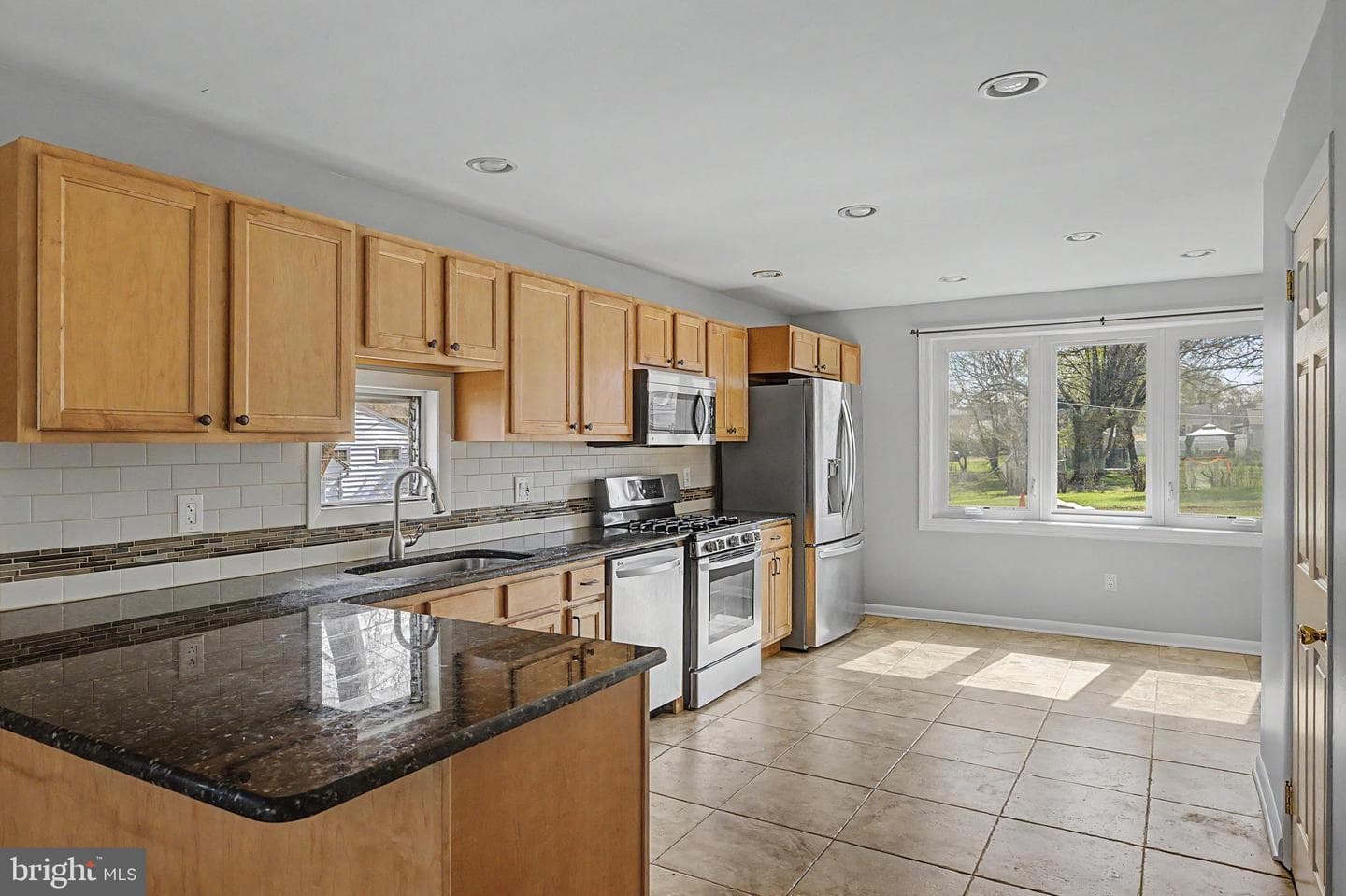 2832 Jefferson Avenue photo 9