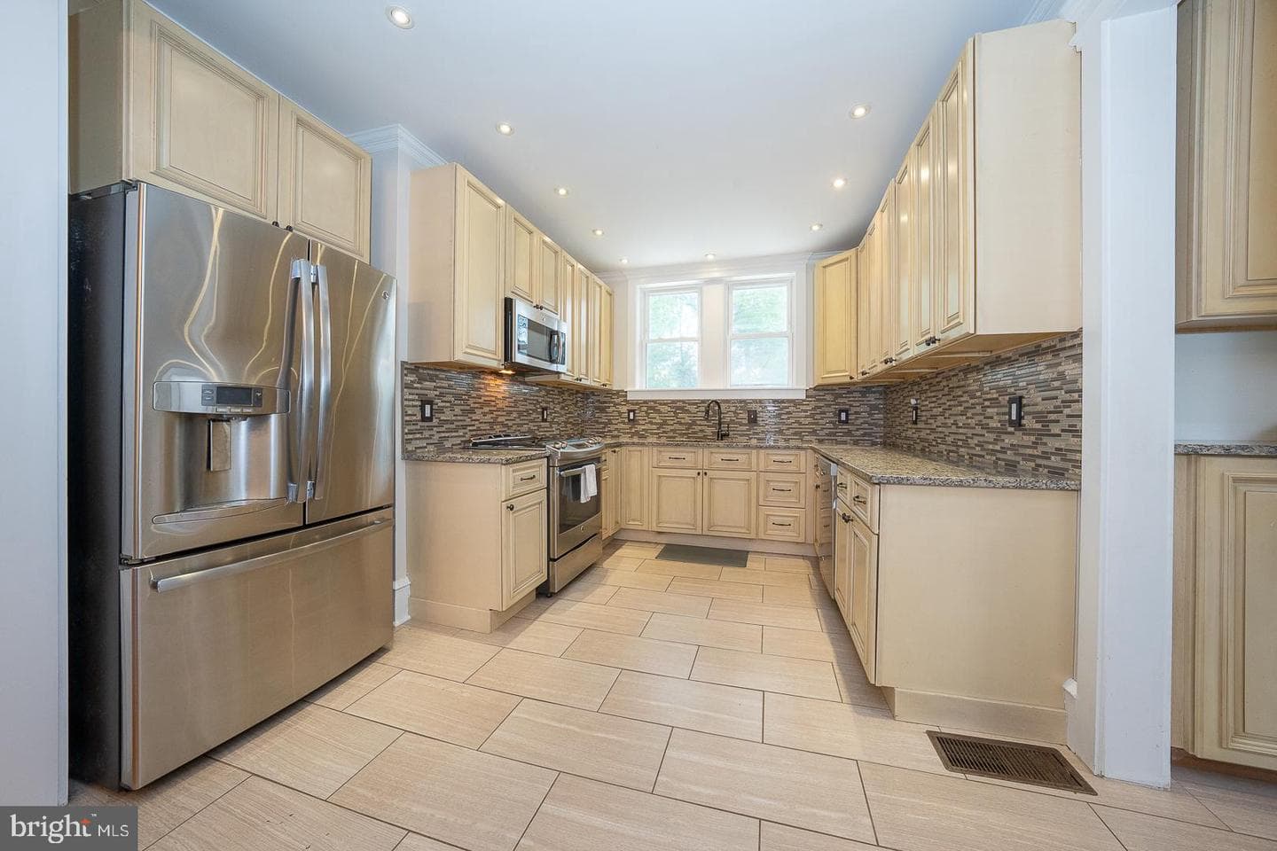 1121 Montgomery Avenue photo 17