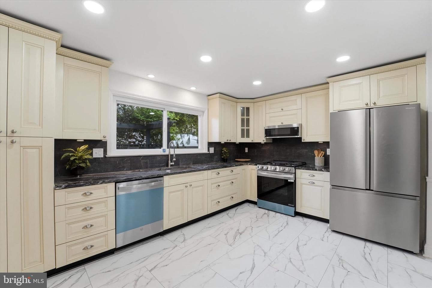 500 W Waverly Road photo 9
