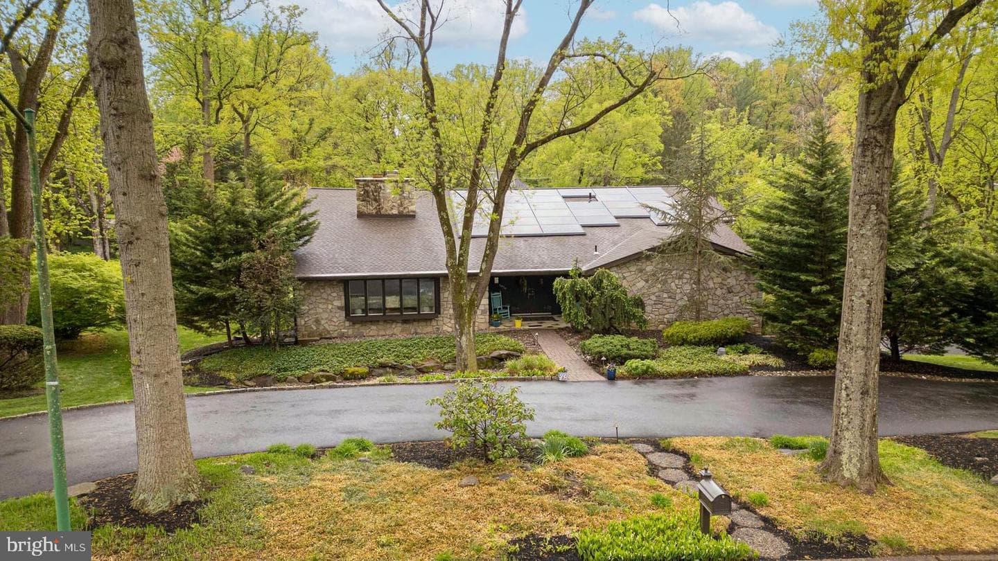 1074 Pheasant Road photo 1