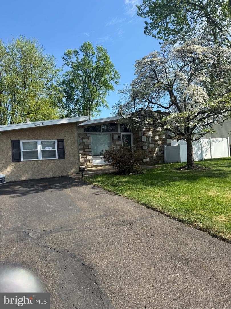 25 Maple Avenue photo 3