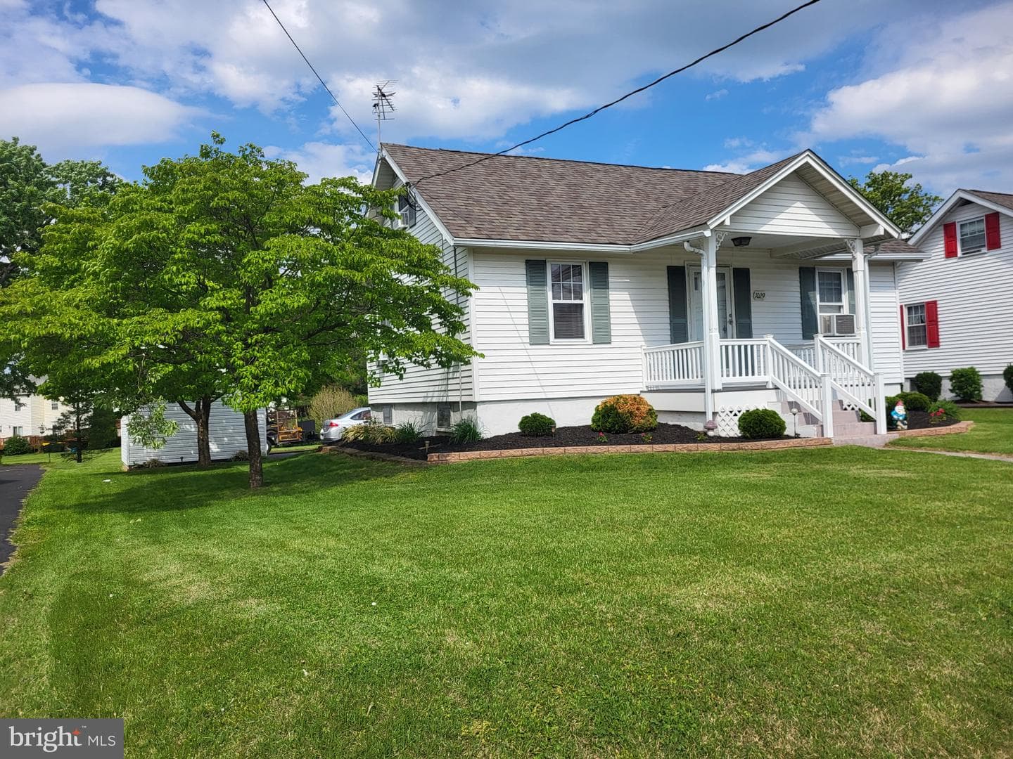 1029 E Philadelphia Avenue photo 2