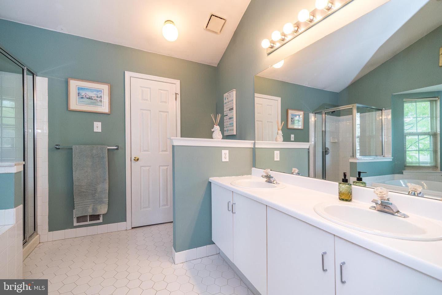 108 Ascot Court photo 38