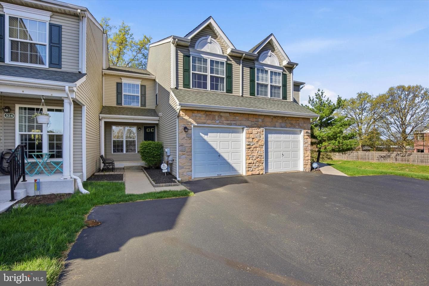 325 Green View Court photo 2