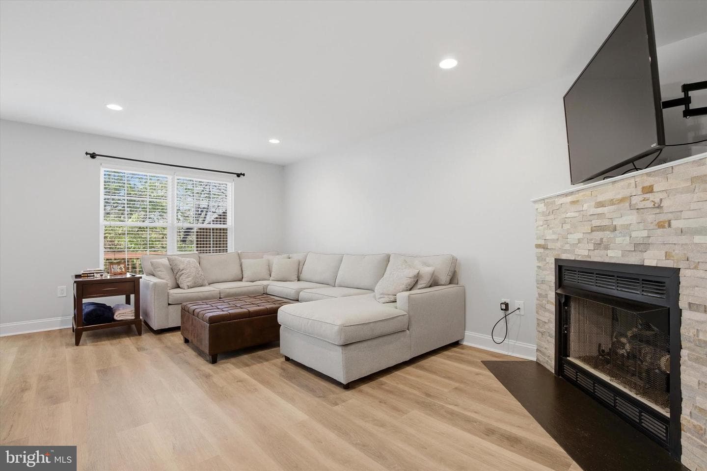 325 Green View Court photo 9