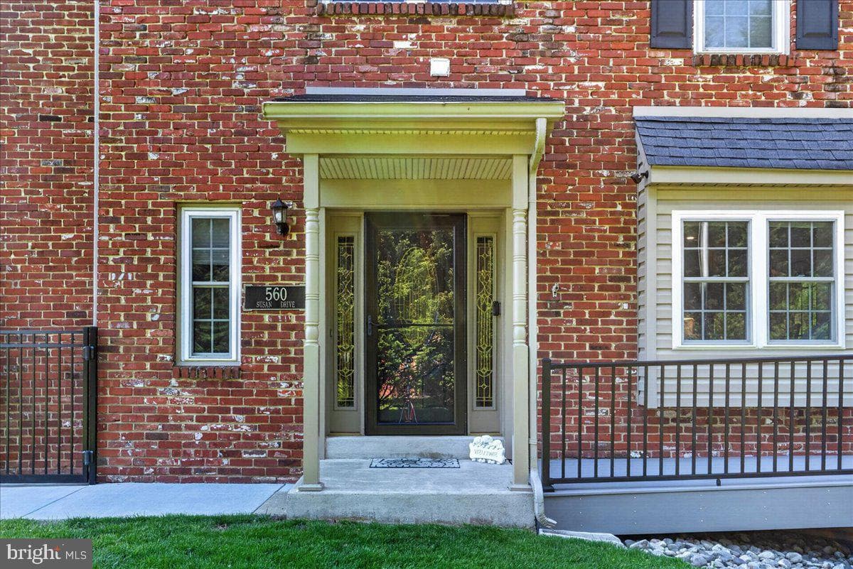 560 Susan Drive photo 4
