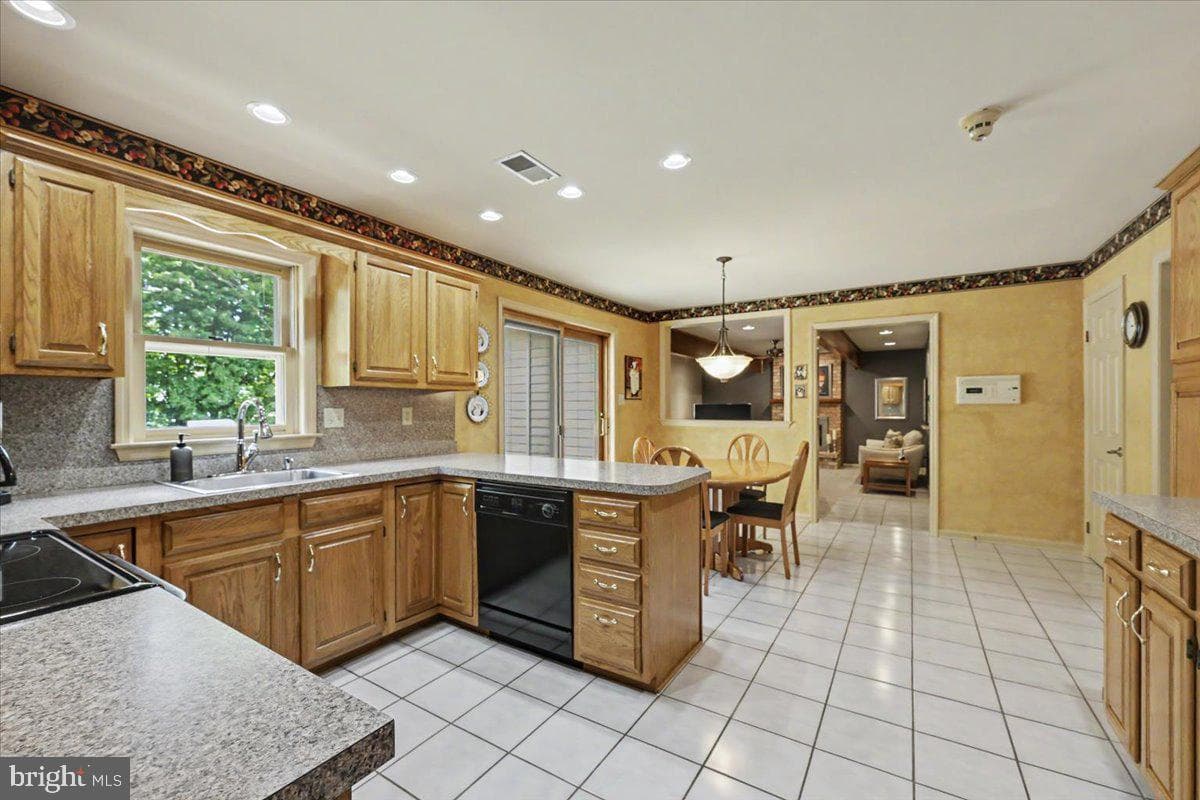 10 Hawk Court photo 8