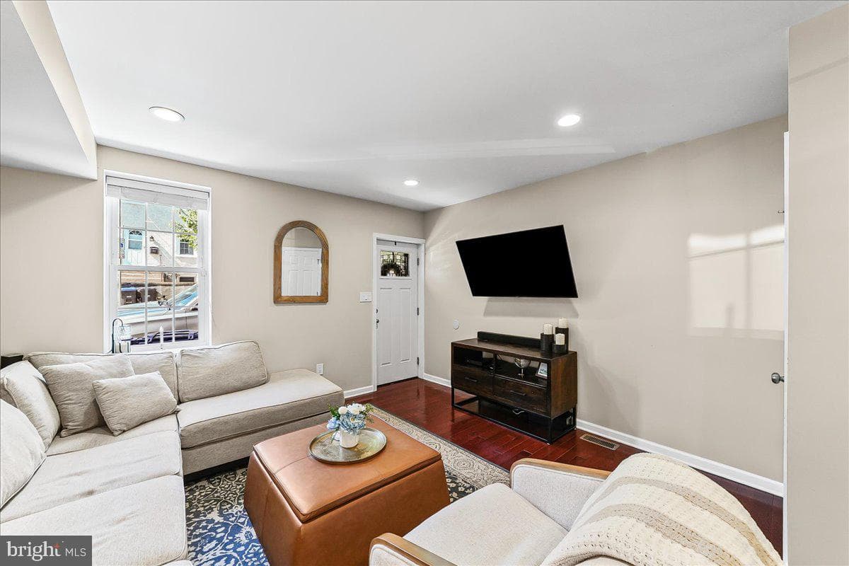 387 E Hector Street photo 4