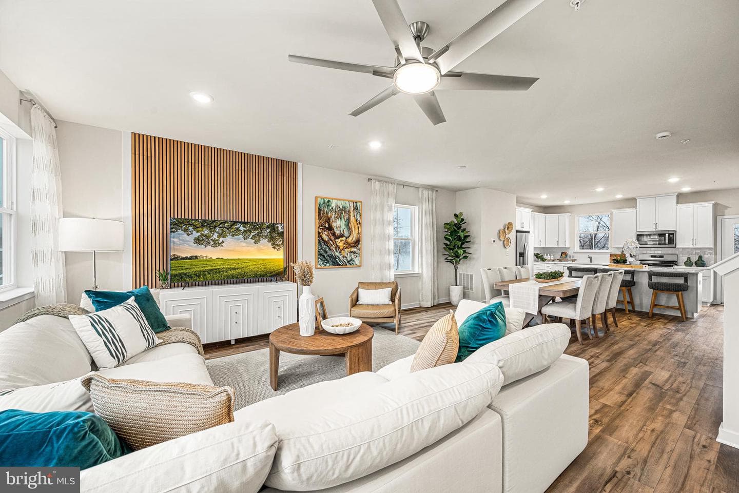 35 Continental Way photo 16