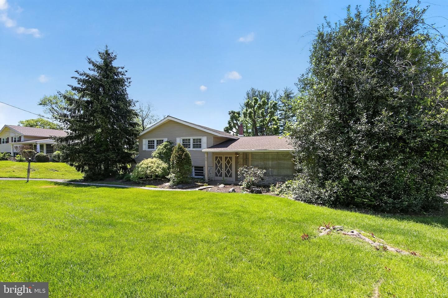 533 Martin Lane photo 3