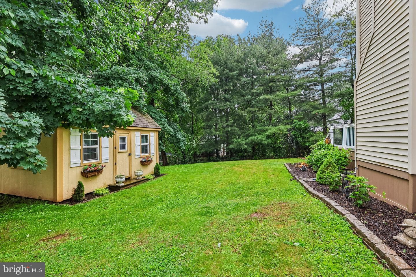 484 Mockingbird Lane photo 35