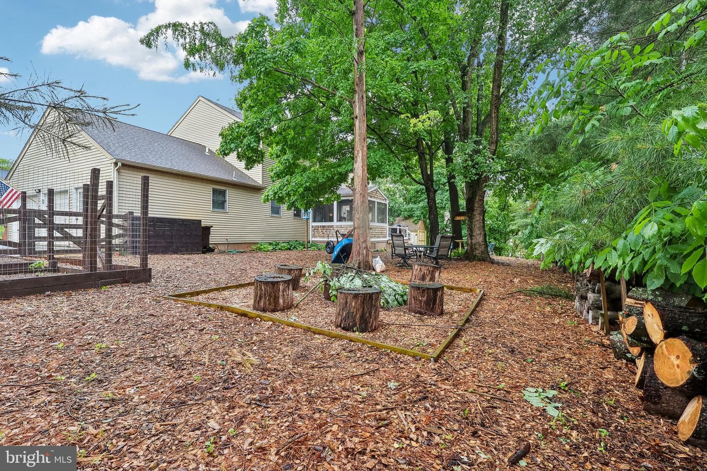 484 Mockingbird Lane photo 38