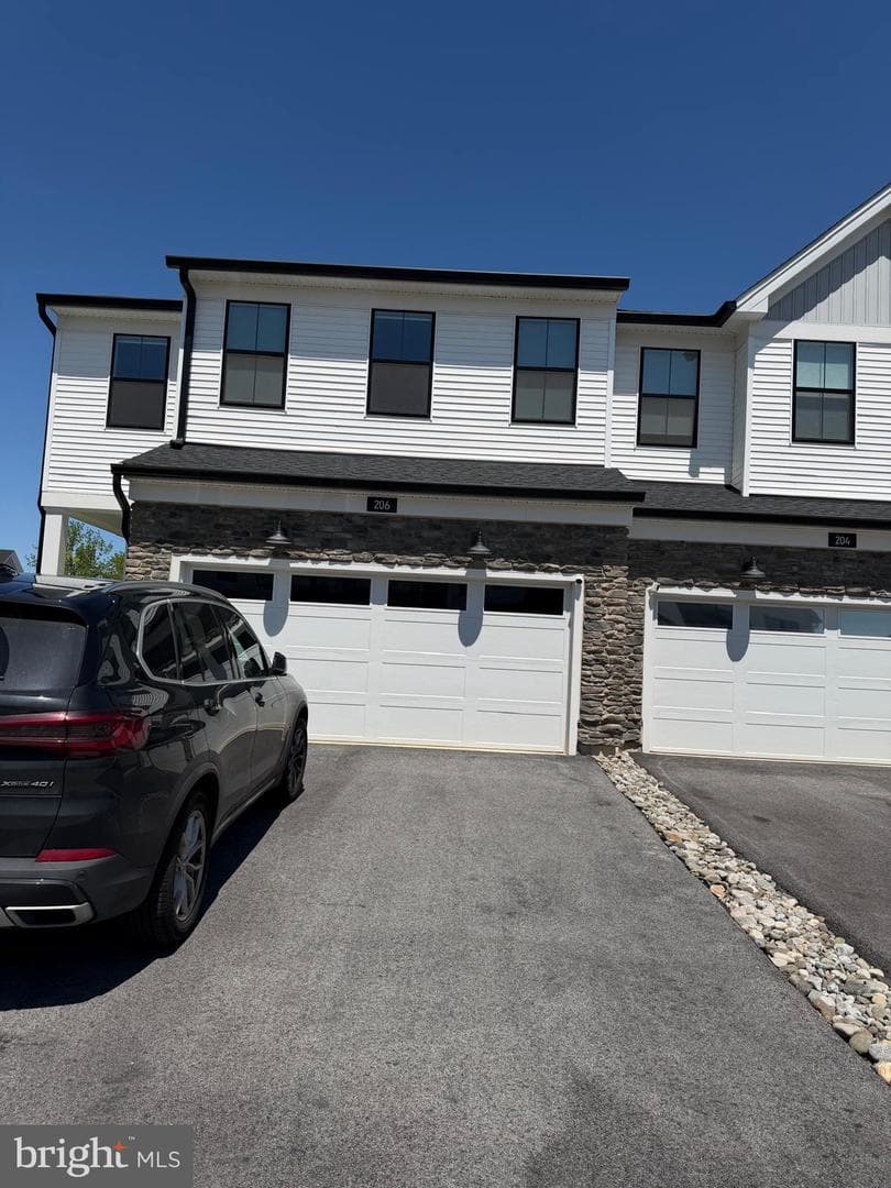 206 Lilac St photo 3