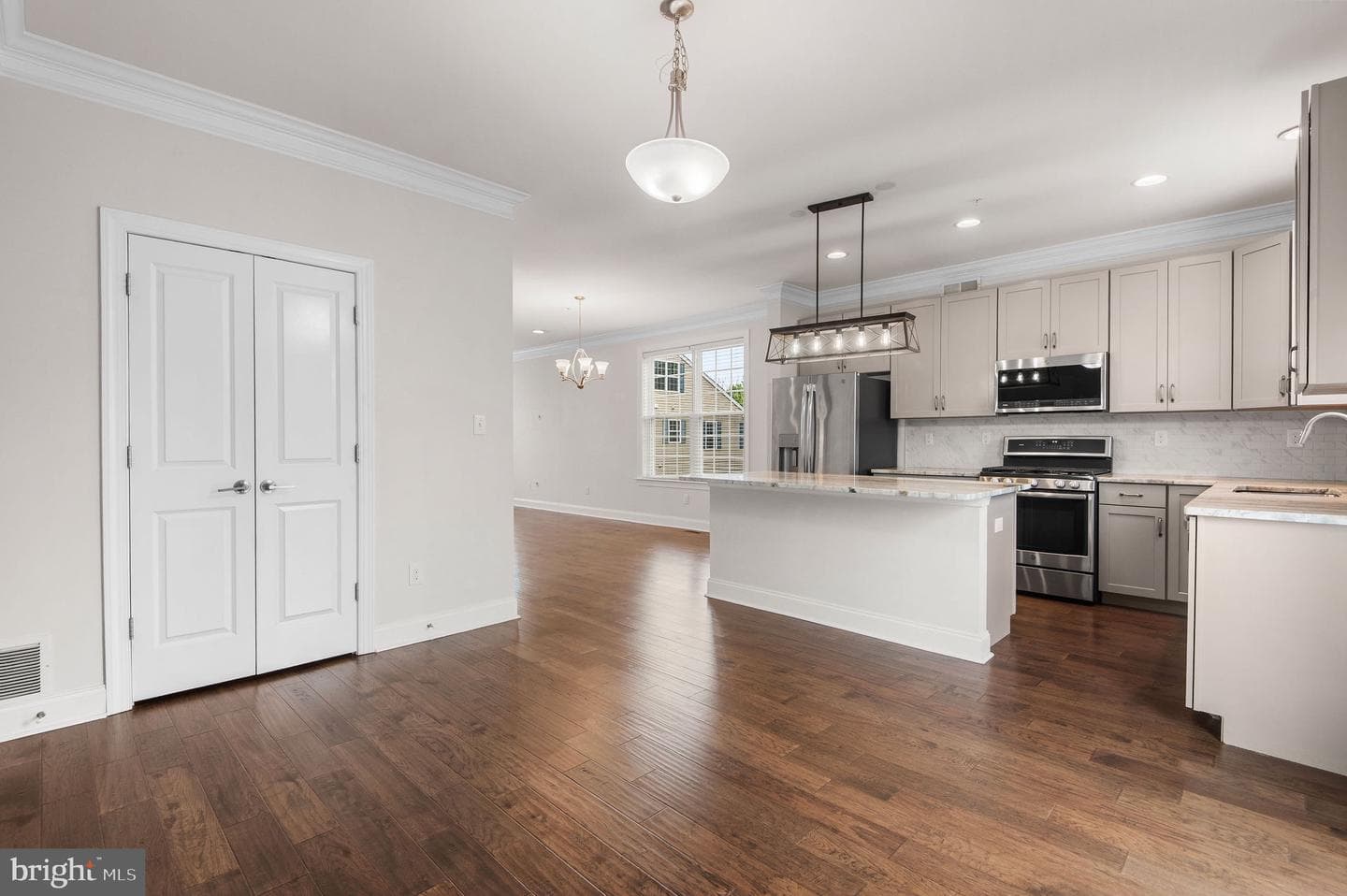 1037 Chapman photo 18