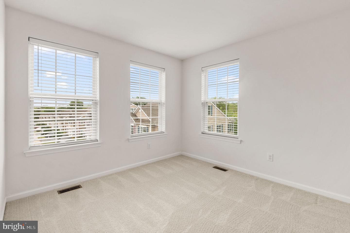 1037 Chapman photo 30