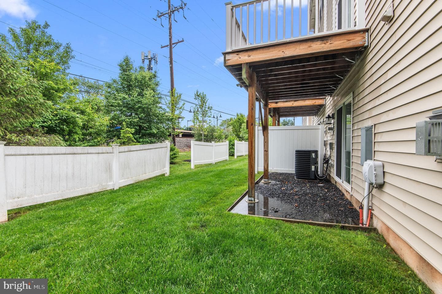 1037 Chapman photo 5