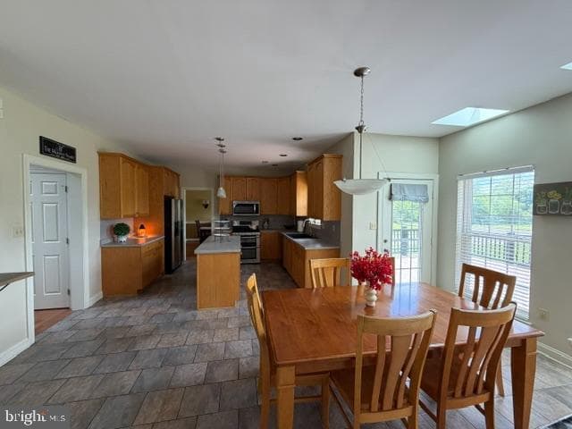 2051 Lockerbie Road photo 44