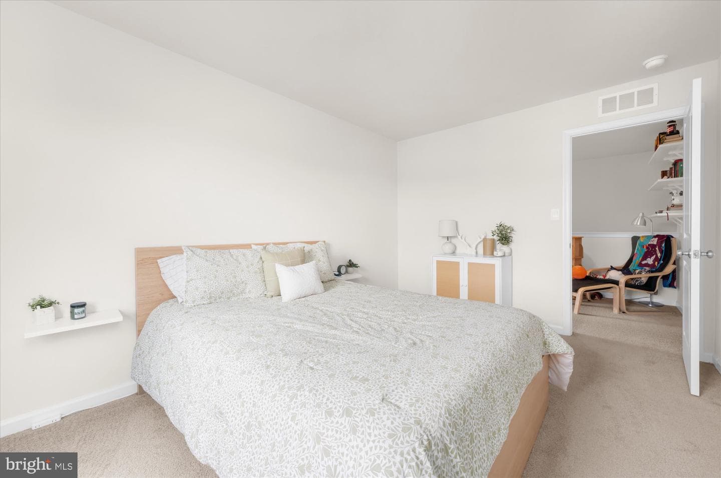 120 Eleanor Court photo 24