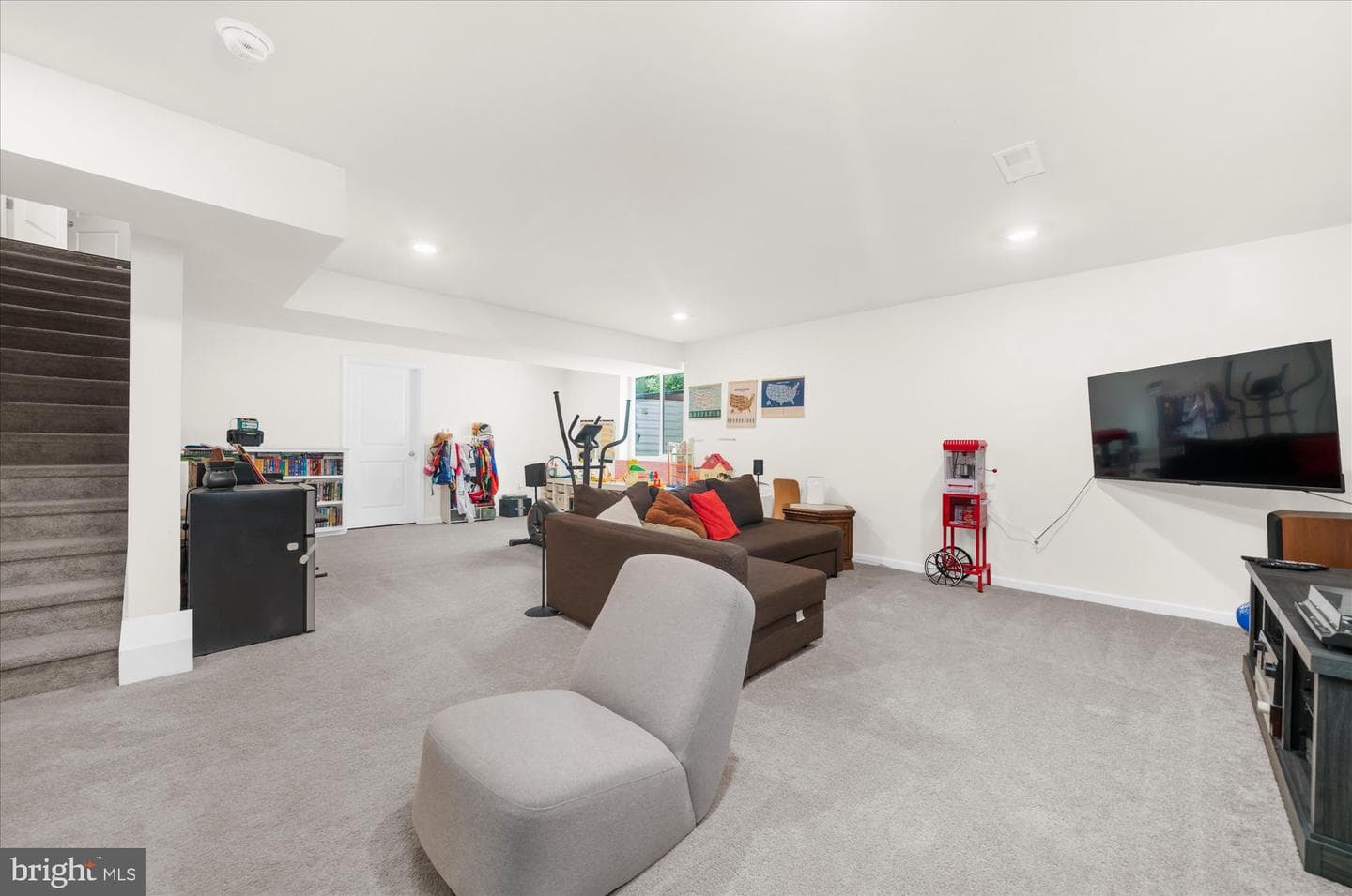120 Eleanor Court photo 32