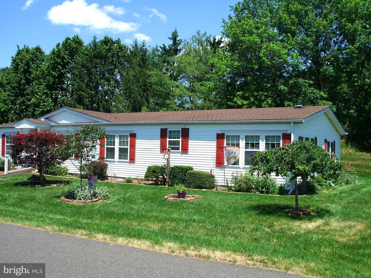 14 Woodbine Court W photo 1