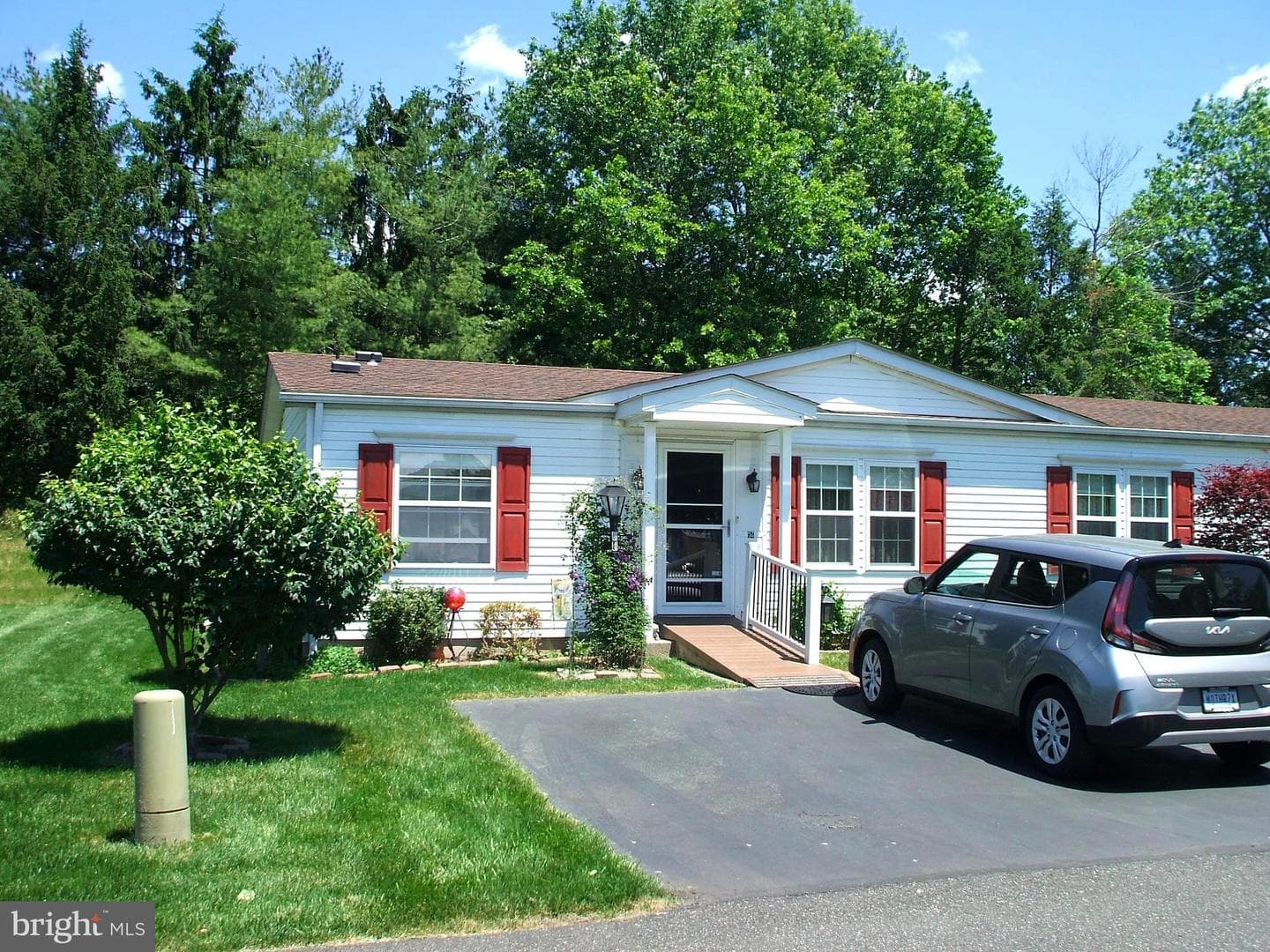 14 Woodbine Court W photo 2