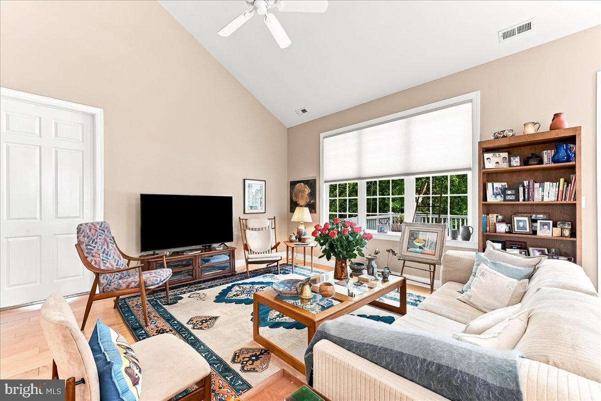 404 Peters Way photo 10