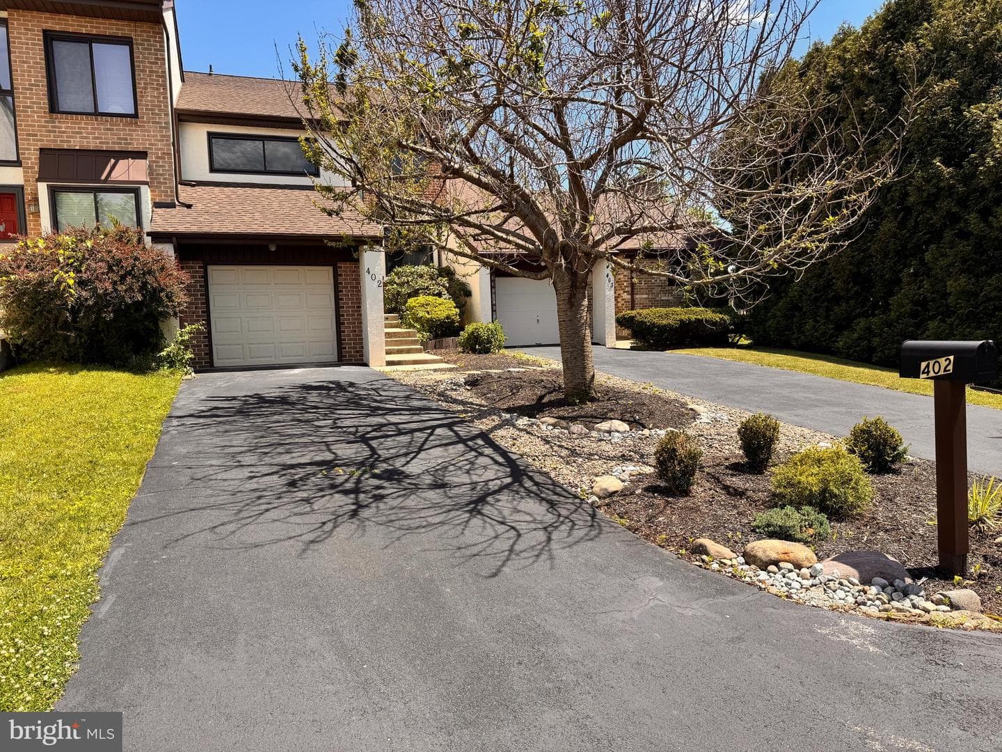402 Harrison Place photo 3