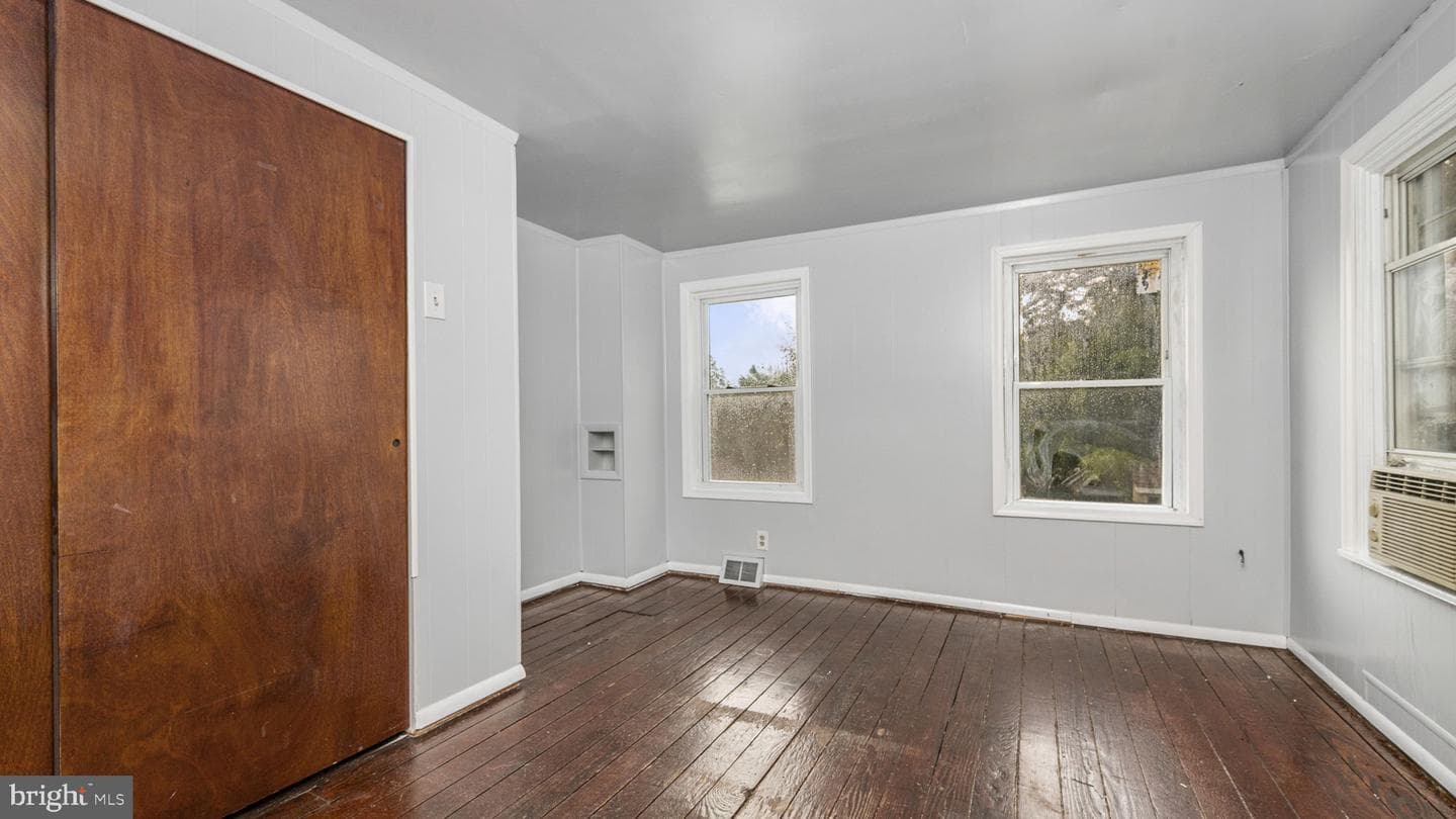 11 S Plum Street photo 17
