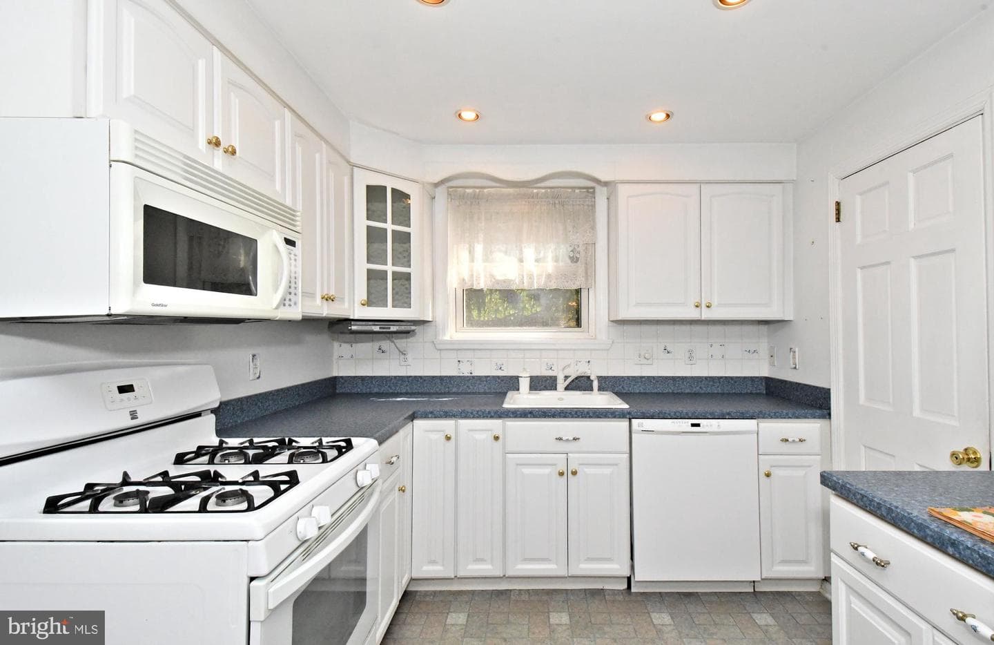 610 Topsfield Road photo 11