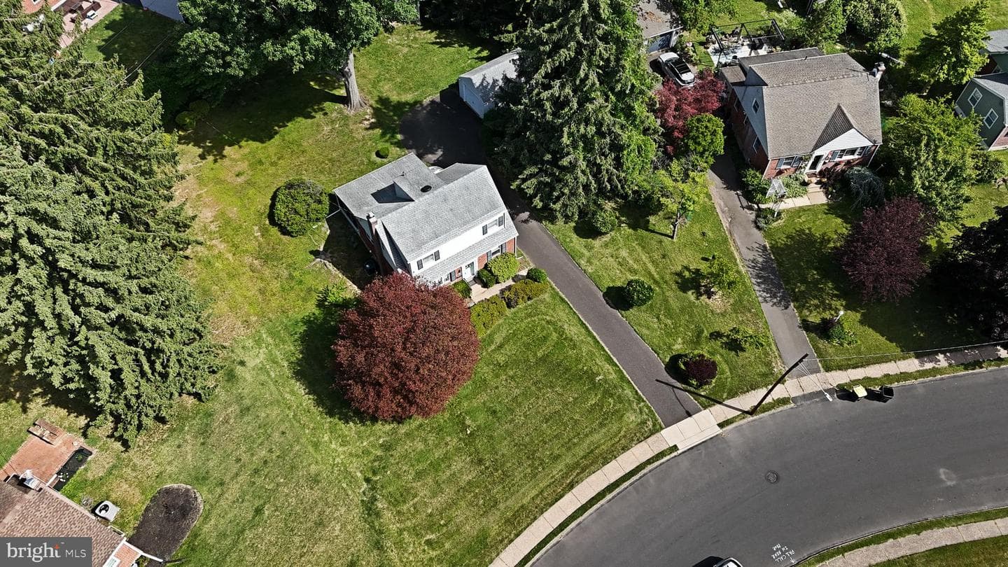 610 Topsfield Road photo 2
