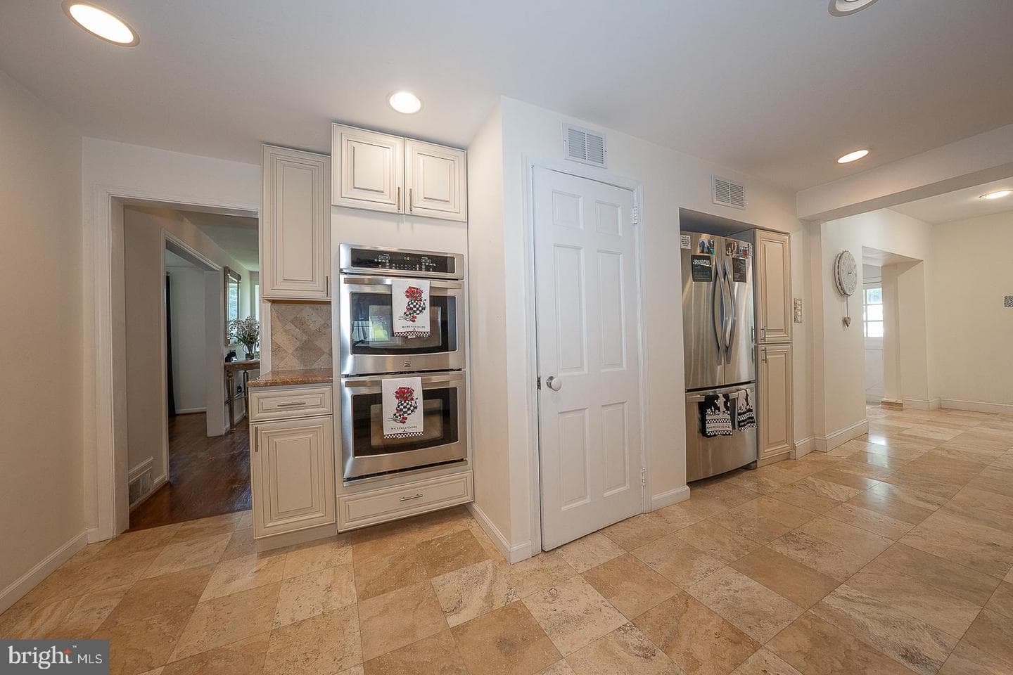 1130 N Woodbine Avenue photo 10
