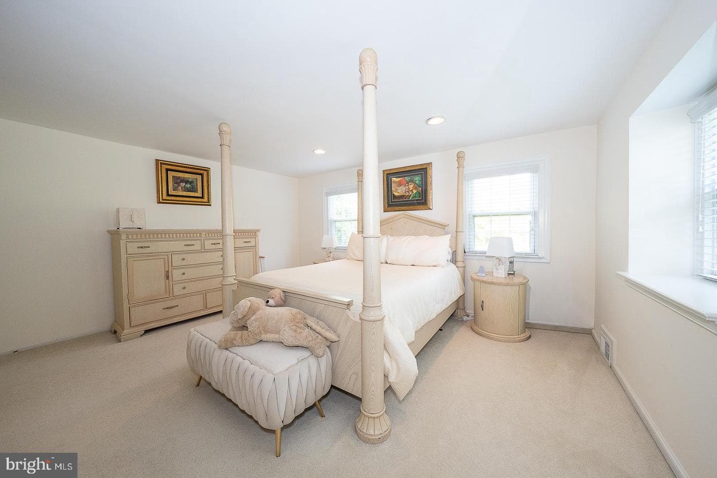 1130 N Woodbine Avenue photo 17