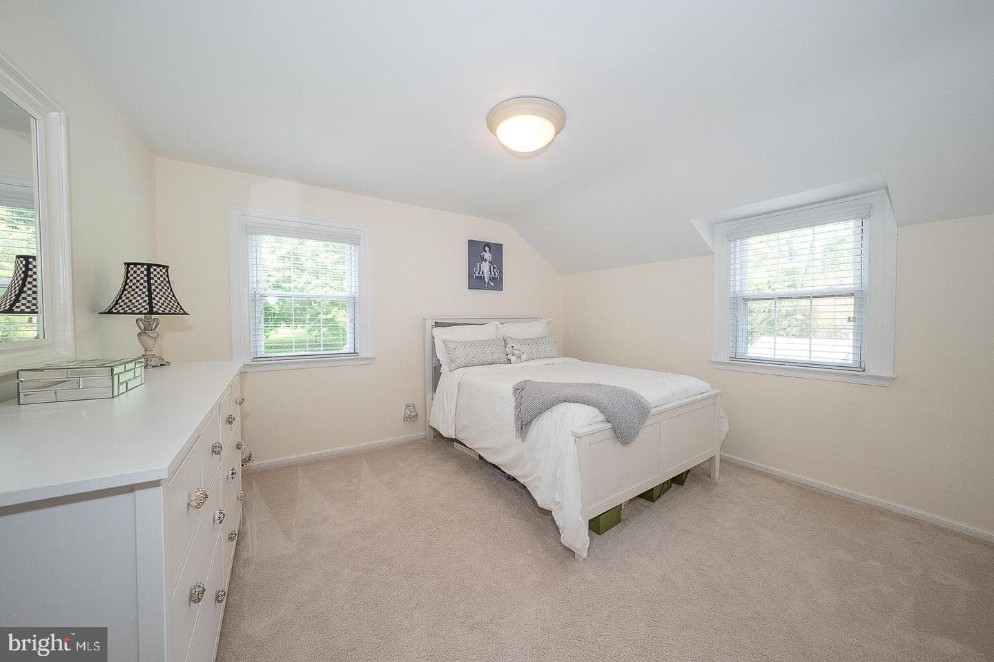 1130 N Woodbine Avenue photo 19