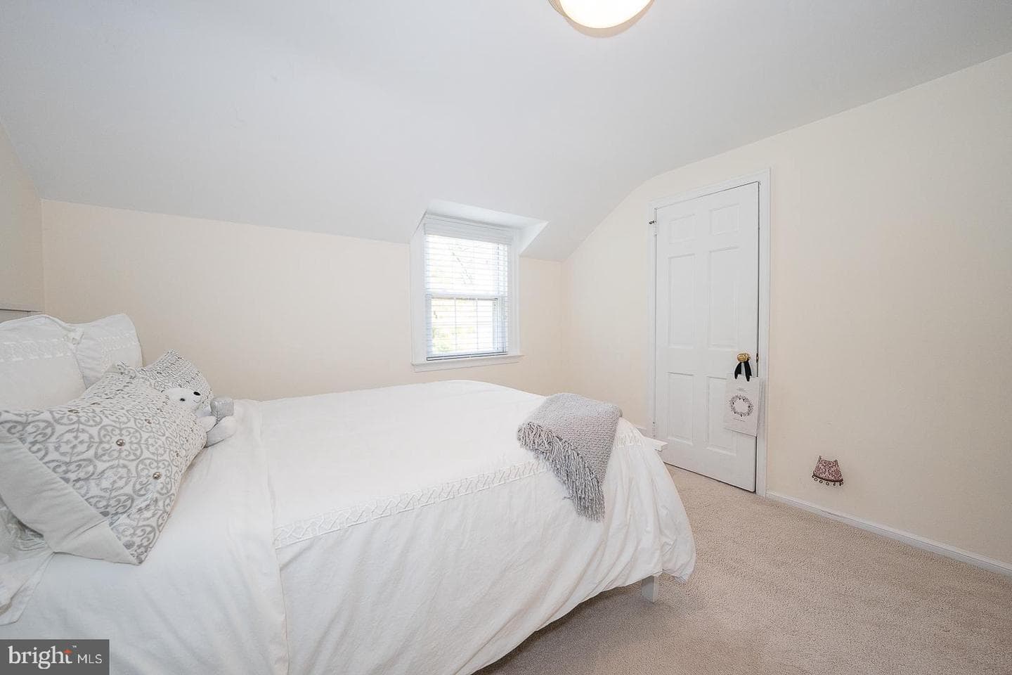 1130 N Woodbine Avenue photo 20