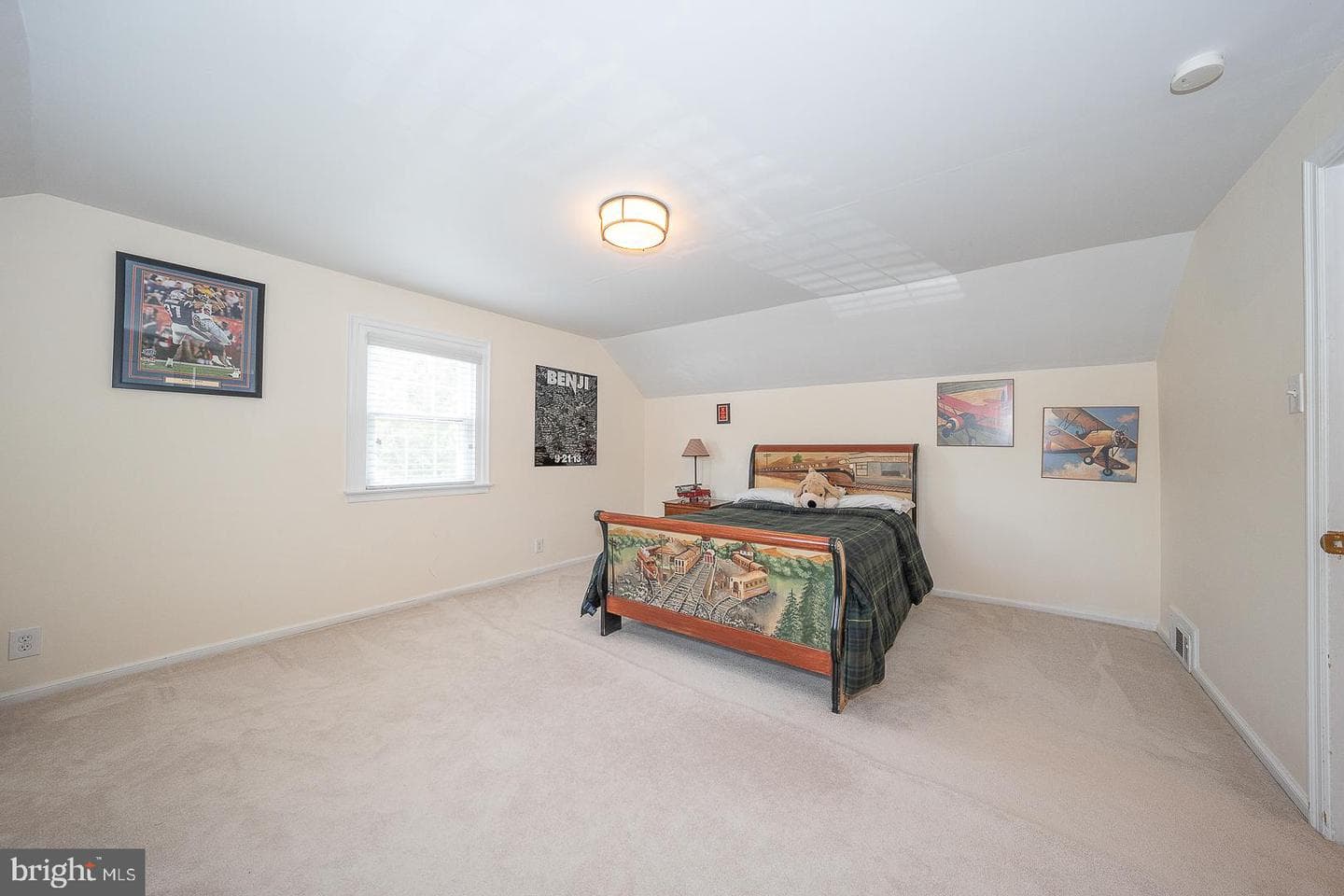 1130 N Woodbine Avenue photo 22