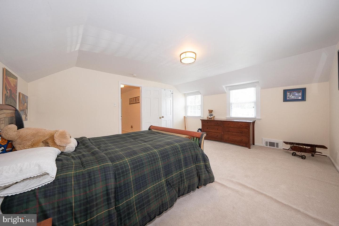 1130 N Woodbine Avenue photo 23