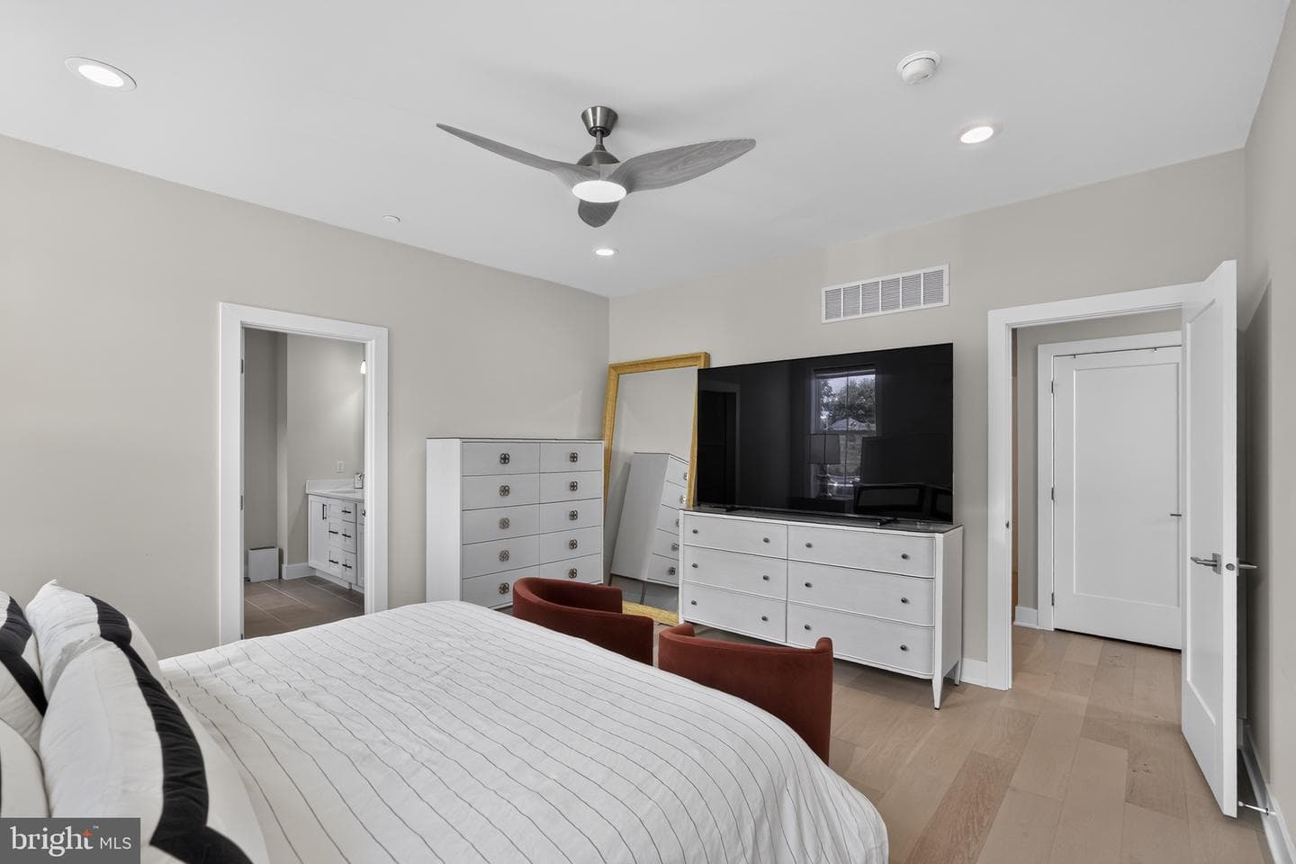 1100 Hewes Street photo 28