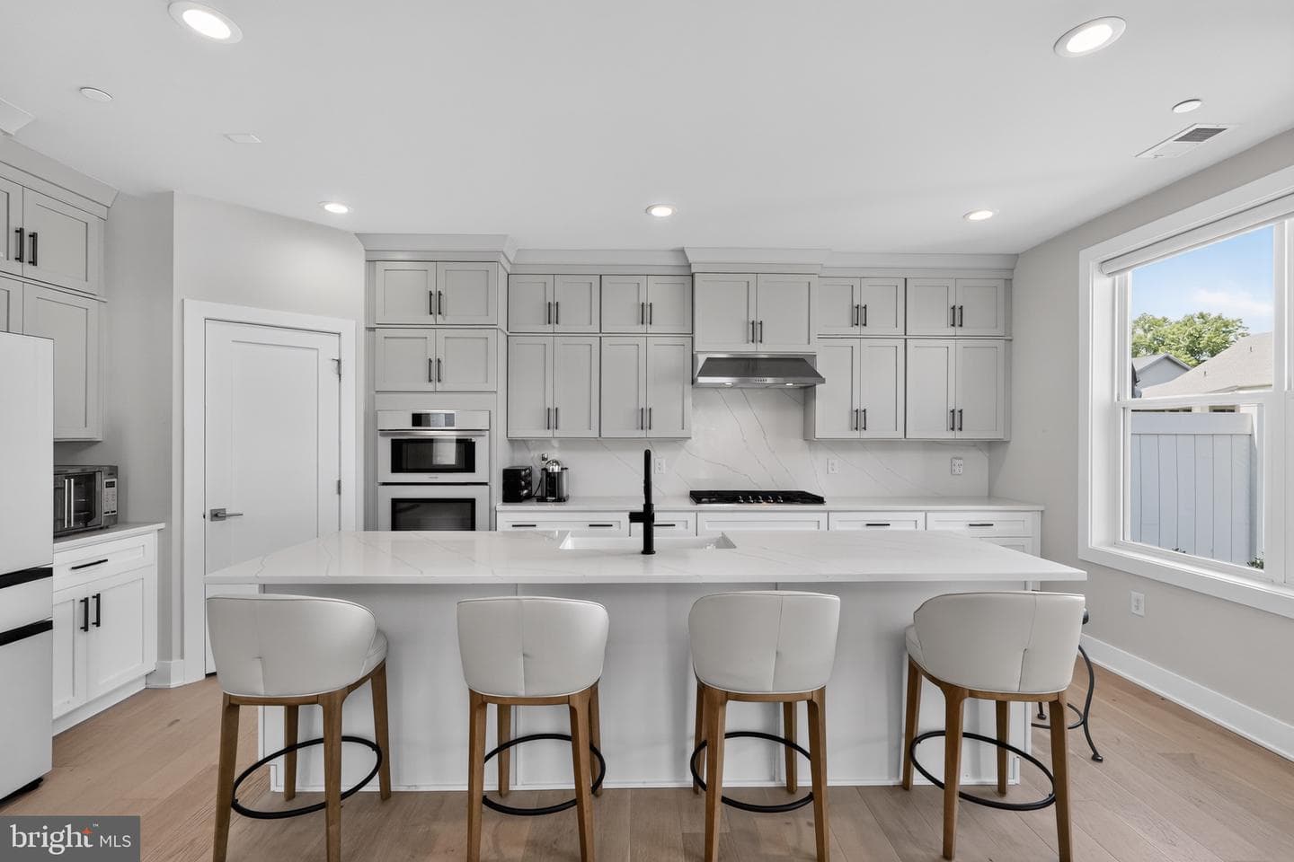 1100 Hewes Street photo 5