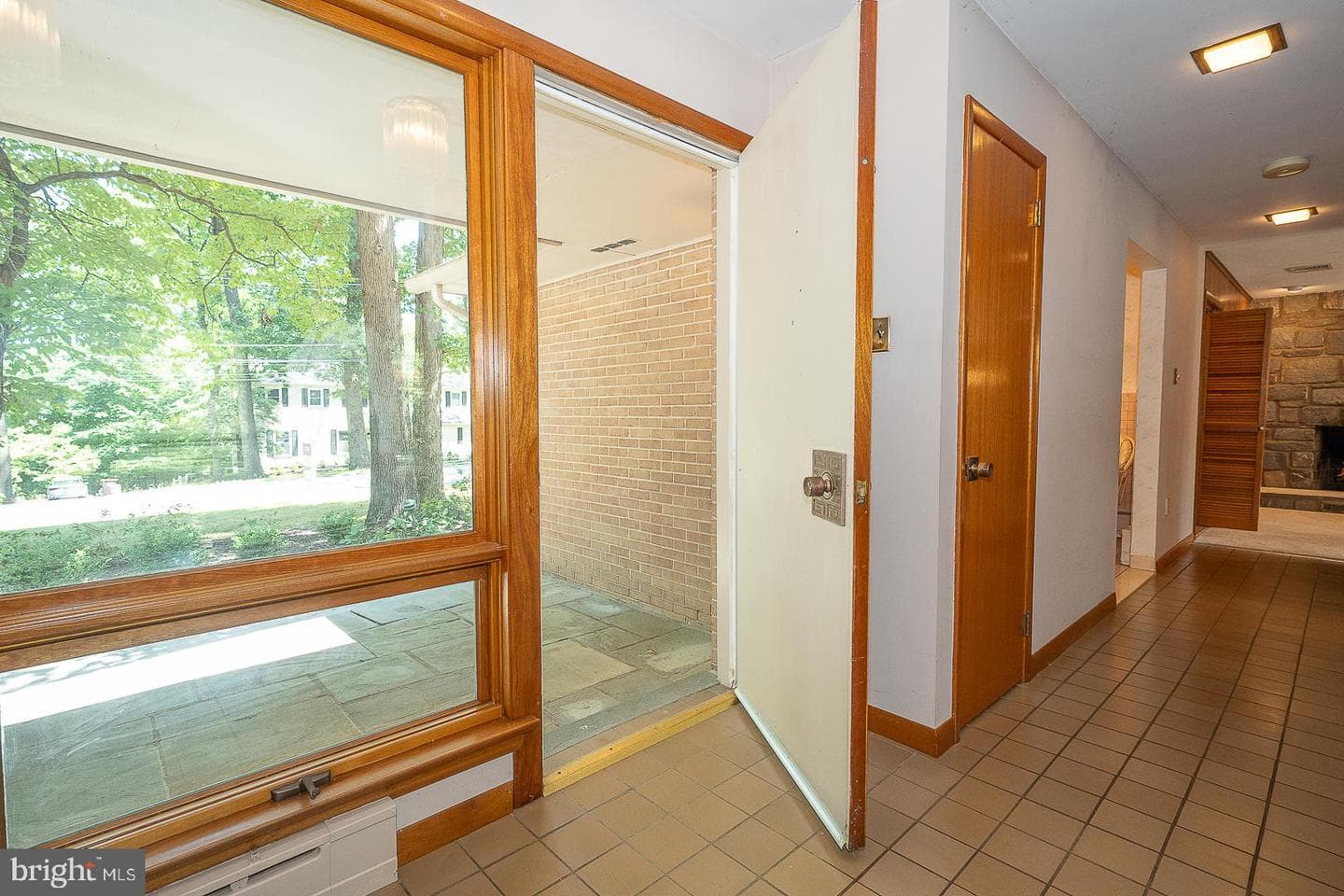 696 Forest Road photo 3