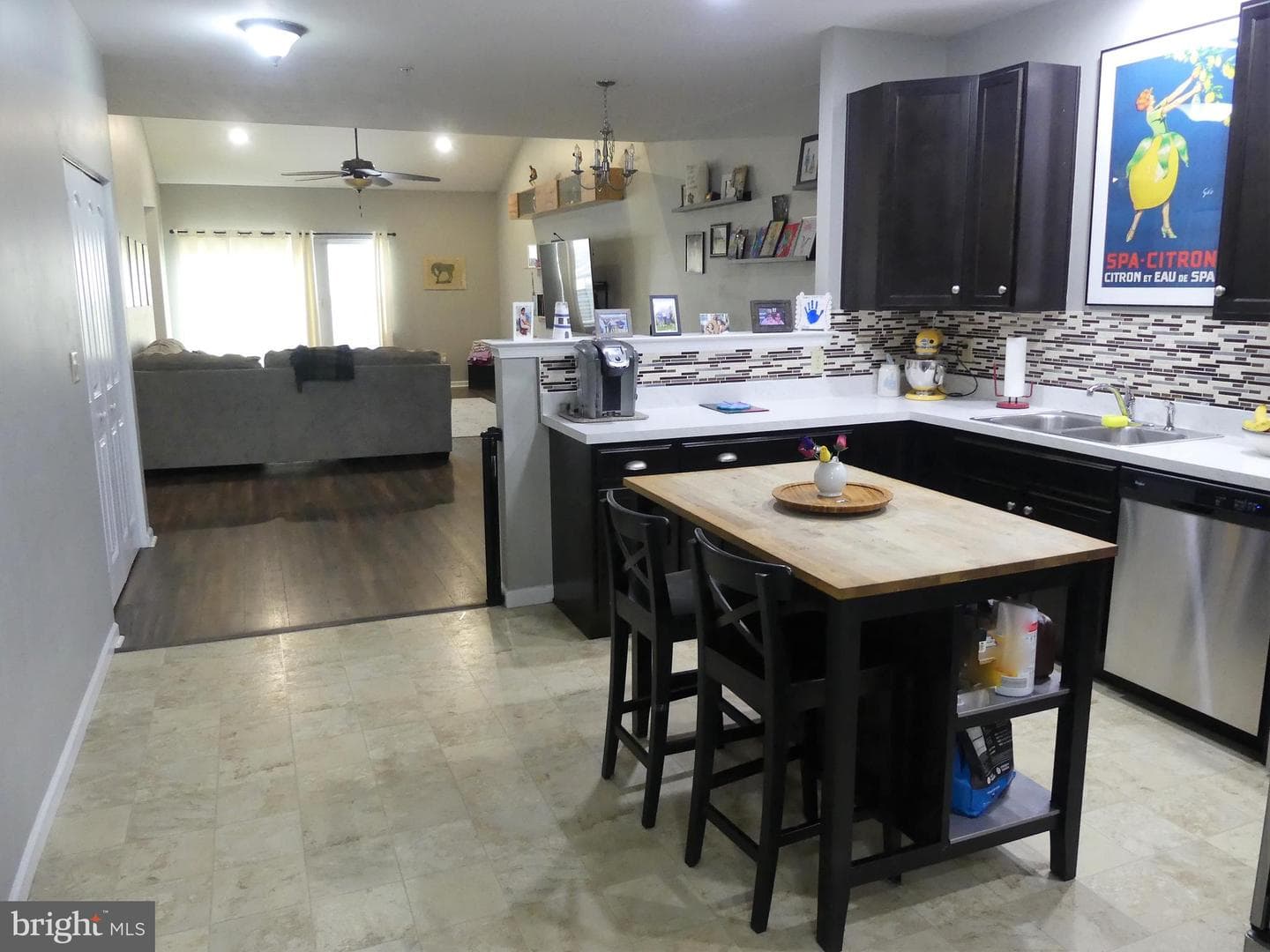 2124 Hanford Way photo 2